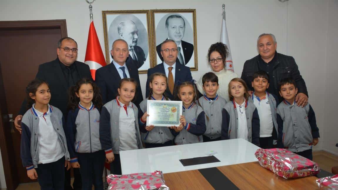 Nasreddin Hoca Fıkra Canlandırma Yarışmasında Türkiye Şampiyonu Olan Öğrencilerimiz, Başarılarını İl Milli Eğitim Müdürümüz Sinan Aydın ile Paylaştılar